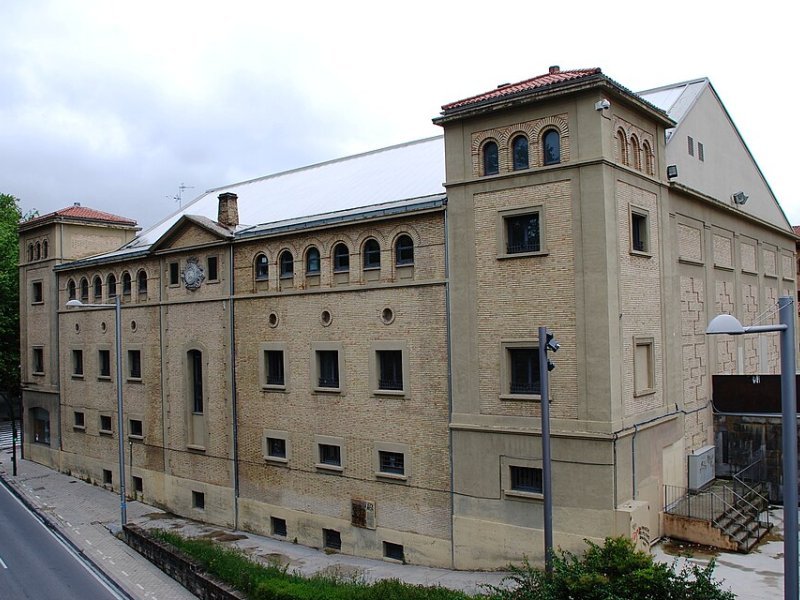 Vista principal del teatro Frontón Labrit ubicado en Pamplona. Espacio cultural para eventos y espectáculos