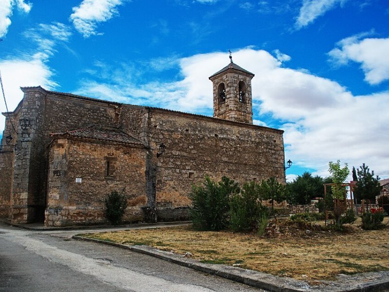 Vista principal del teatro Iglesia de Almadrones ubicado en Almadrones. Espacio cultural para eventos y espectáculos