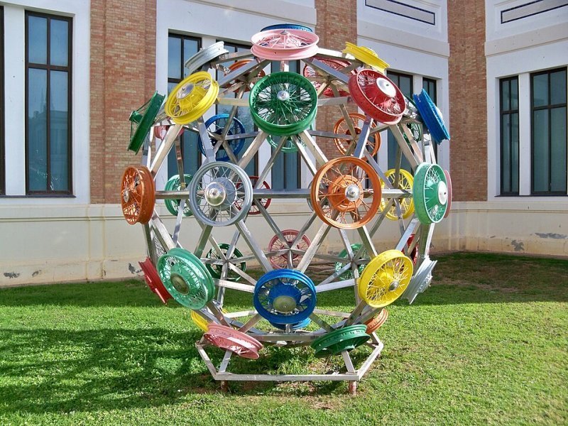 Vista principal del teatro Museo del Automóvil y la Moda ubicado en Málaga. Espacio cultural para eventos y espectáculos