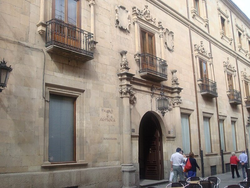 Vista principal del teatro Palacio de Figueroa ubicado en Salamanca. Espacio cultural para eventos y espectáculos