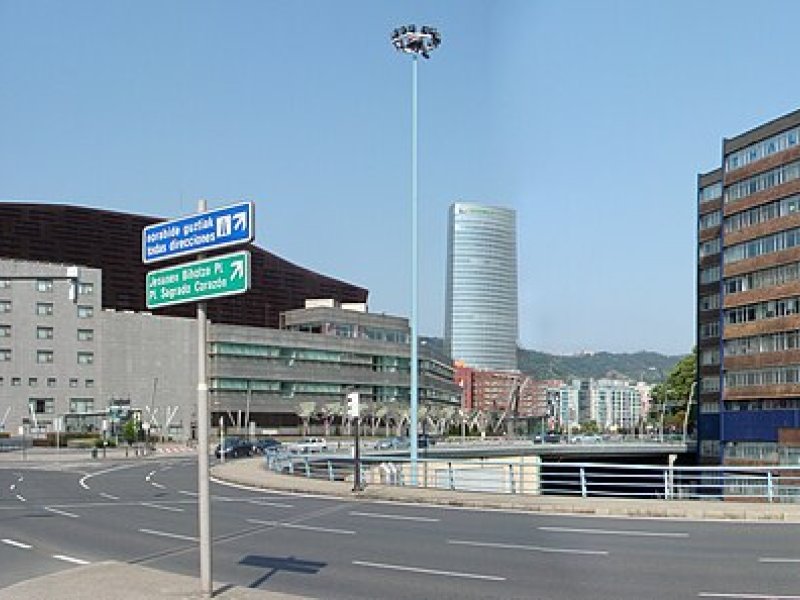 Vista principal del teatro Palacio Euskalduna Bilbao ubicado en Bilbao. Espacio cultural para eventos y espectáculos