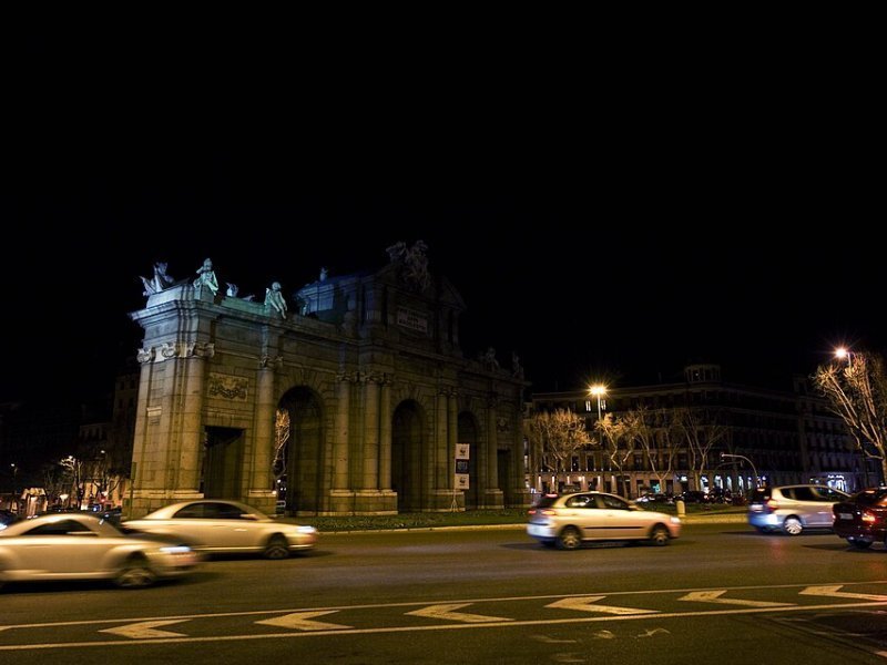 Vista principal del teatro Palacio Neptuno ubicado en Madrid. Espacio cultural para eventos y espectáculos