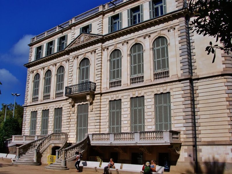Vista principal del teatro Palau Martorell ubicado en Barcelona. Espacio cultural para eventos y espectáculos