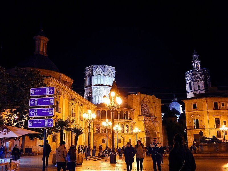 Vista principal del teatro Plaza de la Virgen ubicado en Valencia. Espacio cultural para eventos y espectáculos