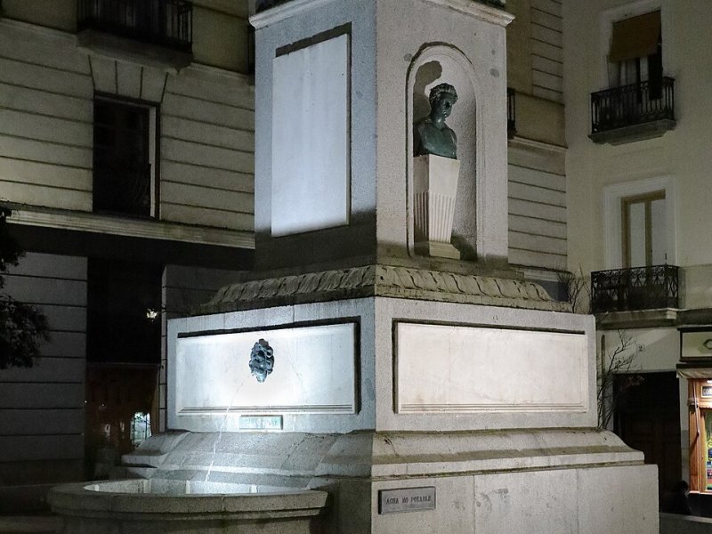 Vista principal del teatro Plaza de Pontejos ubicado en Madrid. Espacio cultural para eventos y espectáculos