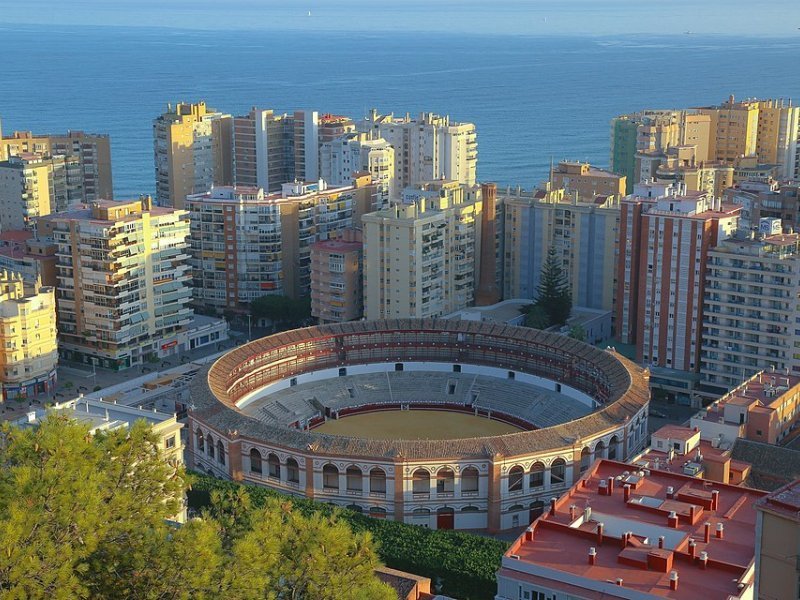 Vista principal del teatro Plaza de Toros de La Malagueta ubicado en Málaga. Espacio cultural para eventos y espectáculos