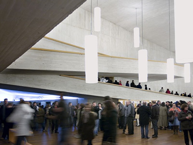 Vista principal del teatro Teatro Auditorio Buero Vallejo ubicado en Guadalajara. Espacio cultural para eventos y espectáculos
