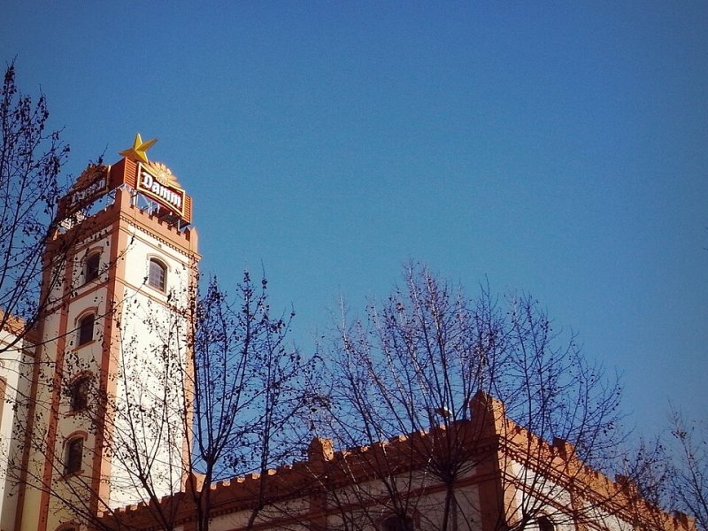 Vista principal del teatro Antiga Fàbrica Estrella Damm ubicado en Barcelona. Espacio cultural para eventos y espectáculos