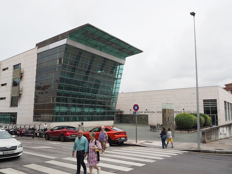 Vista principal del teatro Centro Municipal Integrado Pumarín Gijón Sur ubicado en Gijón. Espacio cultural para eventos y espectáculos