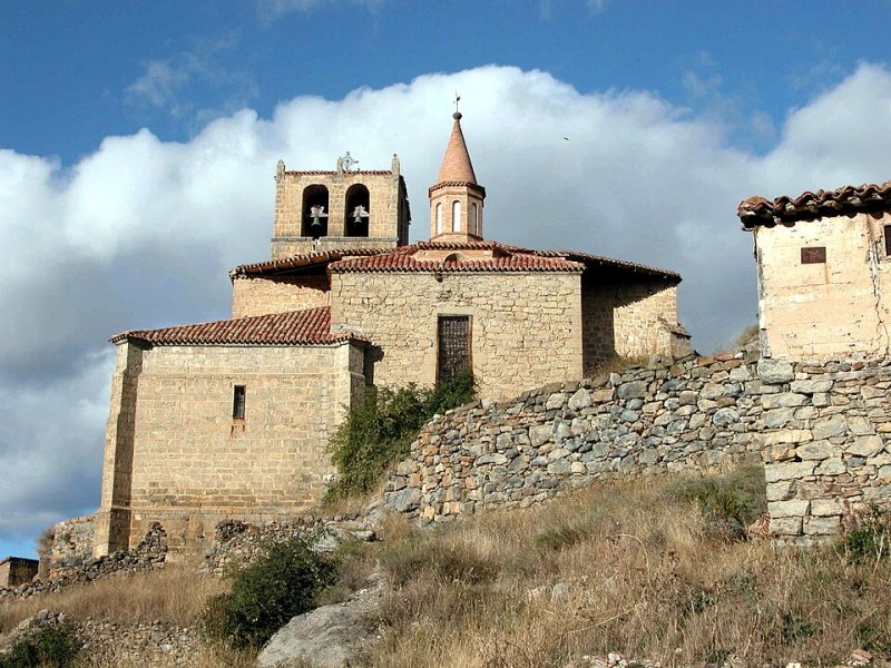 Vista principal del teatro Iglesia Santa María de la Estrella ubicado en Enciso. Espacio cultural para eventos y espectáculos