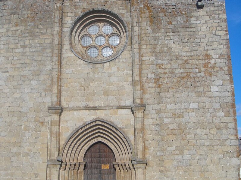 Vista principal del teatro Iglesia Santa María La Mayor ubicado en Trujillo. Espacio cultural para eventos y espectáculos