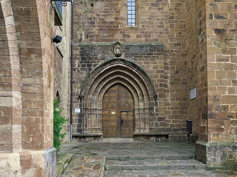 Vista principal del teatro Monasterio de Valvanera ubicado en Anguiano. Espacio cultural para eventos y espectáculos