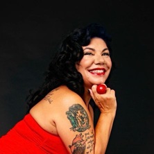 Karmen Cercós presentando Pecando de Cariñosa