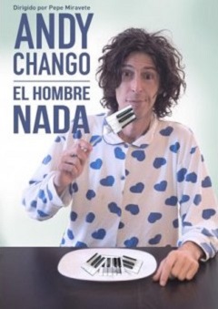 El hombre nada